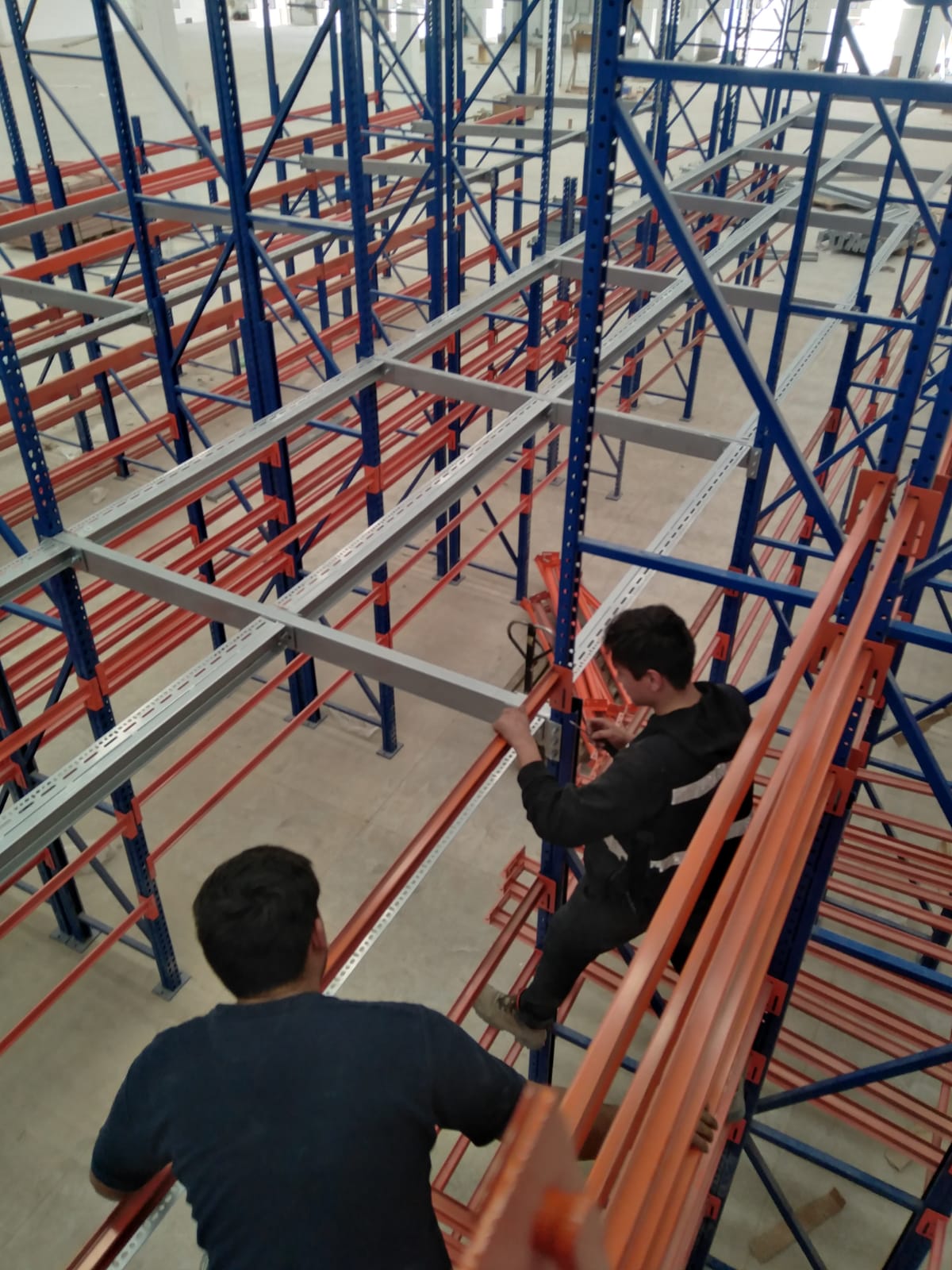 Trabajadores montando rack