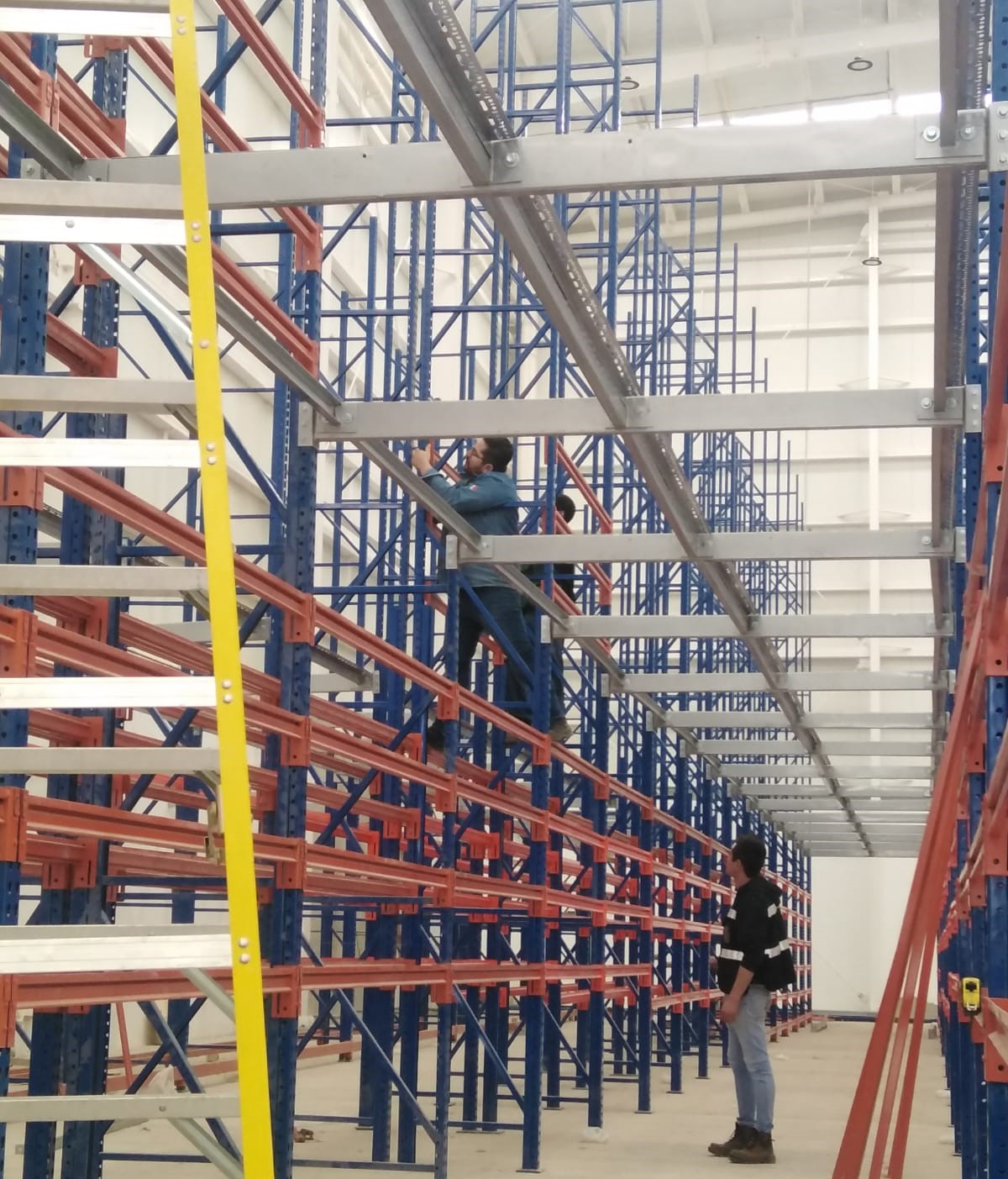 Trabajadores montando Rack